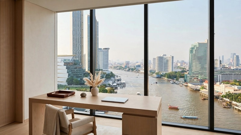 Moderner Arbeitsplatz in Bangkok für das Work-from-Thailand LTR Visum 2026 – Remote Work mit Blick auf den Chao Phraya
